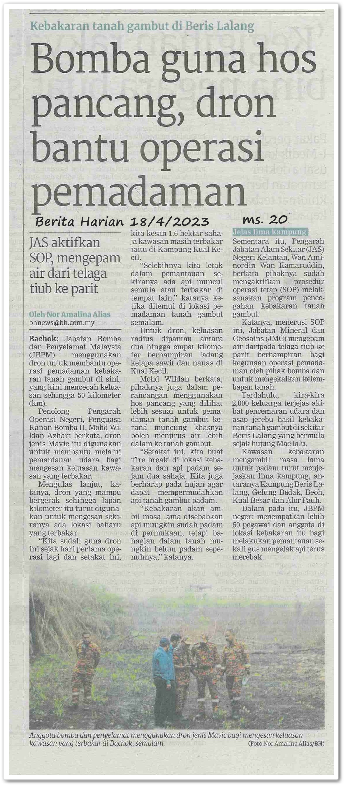 Bomba guna hos pancang, dron bantu operasi pemadaman ; Kebakaran tanah gambut di Beris Lalang - Keratan akhbar Berita Harian 18 April 2023