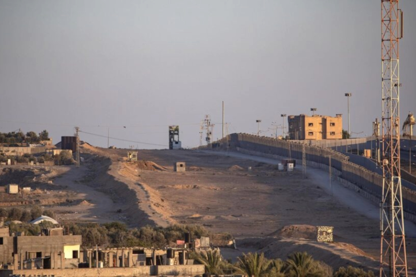 A cerca fronteiriça entre a Faixa de Gaza e o Egito em Rafah | Foto: EFE/EPA/HAITHAM IMAD