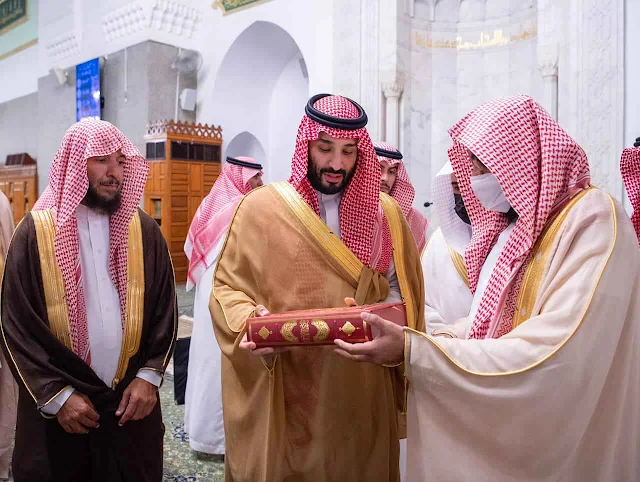 Crown Prince Mohammed bin Salman visits Prophet's Mosque and perform prayers at Rawdah Al-Sharifa - Saudi-Expatriates.com