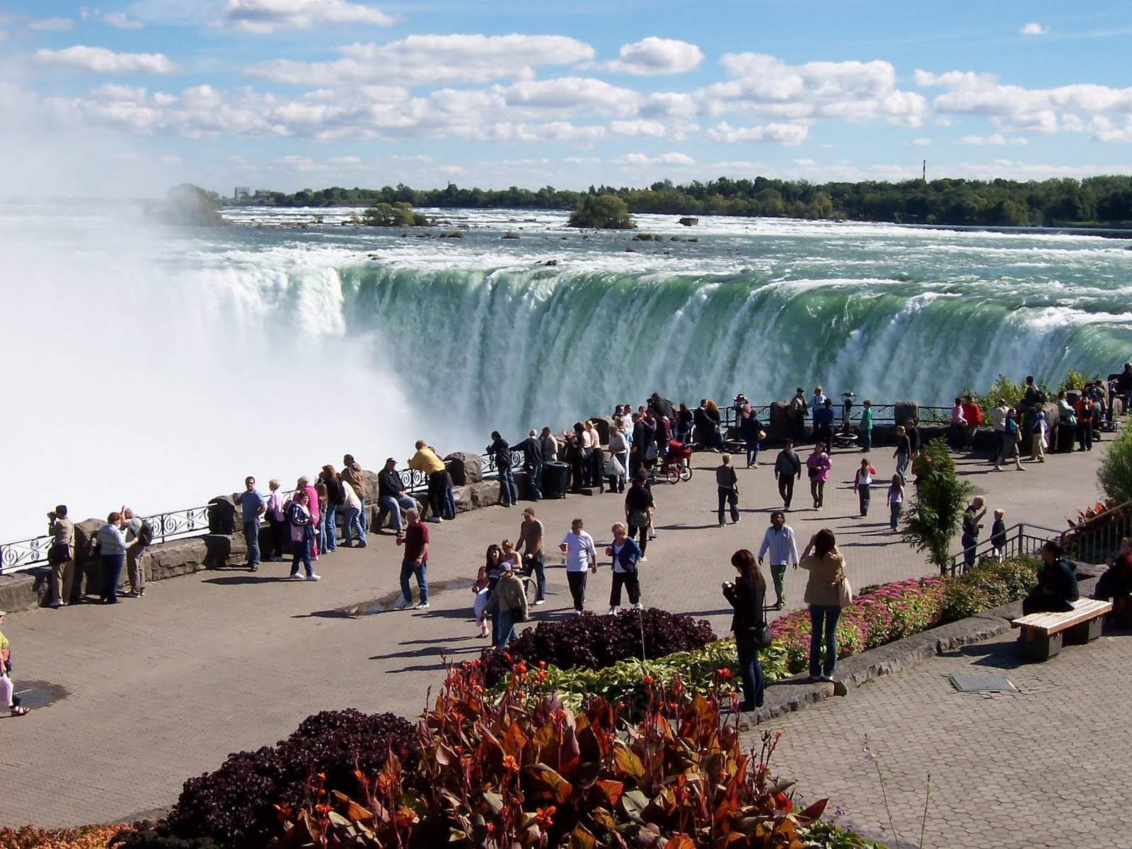 para turis yang mengujungi air terjun niagara di perbatasan amerika kanada terheran heran saat air terjun itu berhenti mengealir