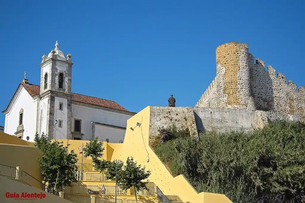 castelo-e-Igreja-Matriz-do-Salvador-de-Sines-com-o-guia-alentejo