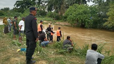 Brimob Aramiah Mencari Korban terbawa arus Sungai di Kreung Langsa