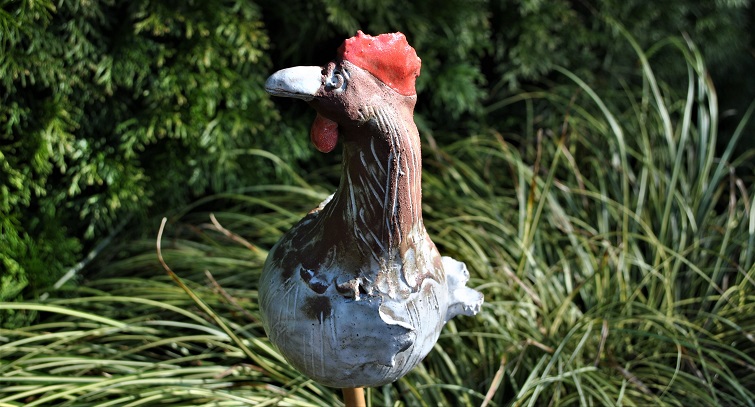 Keramik Huhn Gartendeko für den Frühling