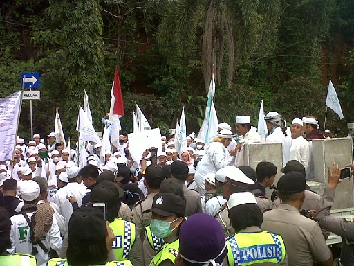 FPI Geruduk Gedung DPRD Depok