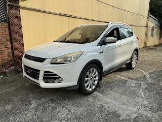 Kuga 2.0和 1.5基礎版本主要是差引擎四缸和三缸 還有牌照燃料稅的差異 ，但因為普遍大家比較喜歡四缸車 。所以二代Kuga 通常收購價是 2.0汽油 >2.0柴油>1.5汽油 。接下來就是看你什麼配備去評估 ，其中 1.5如果有電動尾門就是最高階的 ，如果2.0就是看有沒有定速 。然後 2.0柴油通常會比 2.0汽油收購價再低一些，雖然權威的福特kuga中古車行情表顯示的價格一樣 ，實際收購卻不太一樣 。   kuga二手價ptt最近討論很熱烈是因為 MG 出來之後把 Kuga 價格壓得很慘 ，這也表示越來越多kuga車主自售降低價格直接賣給二手車商 ，kuga認證中古車的銷售量也降低不少，這也導致去年很多人買kuga後悔了~價格實在太繃了 !然後二代kuga災情比 mk3 focus少很多 ，因為用的是ss變速箱，比較沒有問題 。所以妥善率的話不要想得太糟 ~  以上大概就是評估Kuga 的二手車收購行情和最近市場狀況 ，細節還是要根據中古車行情這篇看一車一況 。