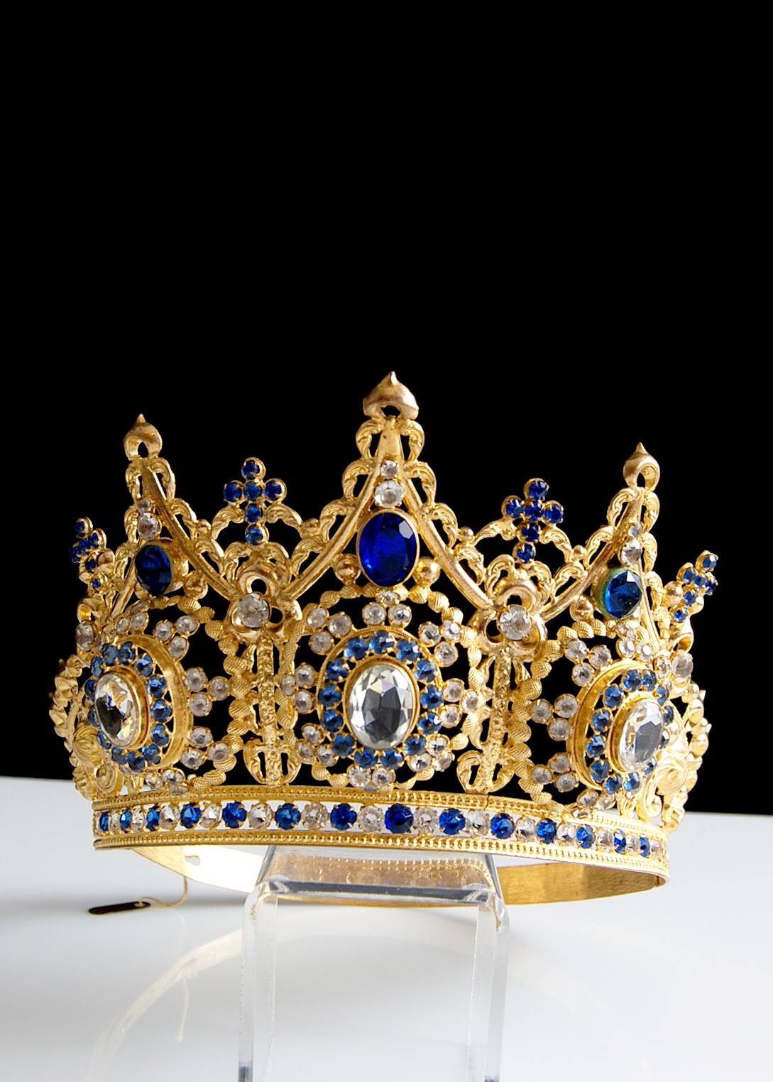 BEAUTY AND FASHION: BLUE DIAMOND TIARA CROWN