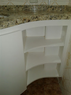 Gabinete de Banheiro branco com porta curva