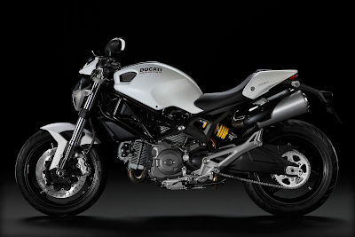 Ducati_Monster_696_2011_1620x1080_Side_02