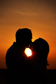 couple KISS sun set