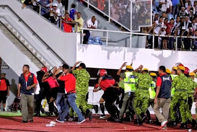 Gagal Mara Ke Final Piala FA, Penyokong Terengganu Merusuh 