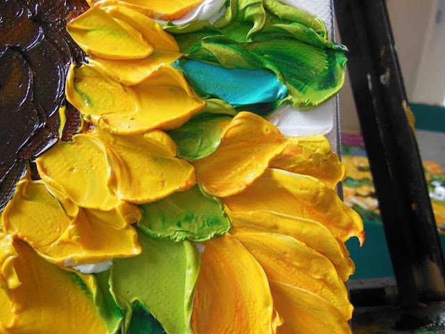 Pinturas de flores em camadas saltam literalmente da tela do artista