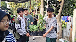 Kelompok KKN 122 Gelar Kerja Bakti Penanaman TOGA di Kelurahan Karang Pilang RW 2 Surabaya