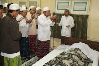 foto pemakaman KH Abdullah Faqih