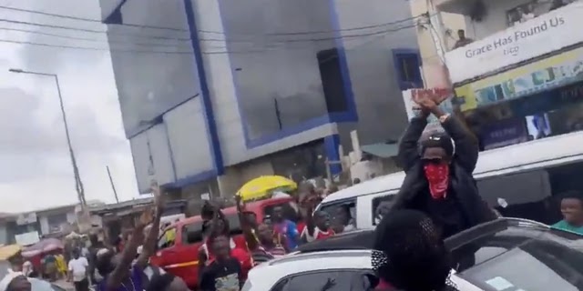 <img src="Shatta Wale.png"Shatta Wale's look-alike causes traffic in Lapaz (WATCH VIDEO) - CastinoStudiosgh.">