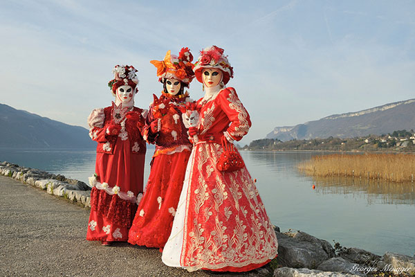 Tres mujeres disfrazadas con máscaras clásicas.