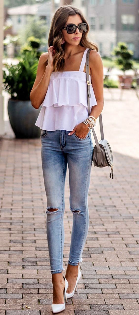 how to wear a pair of white heels : white top + bag + rippe jeans