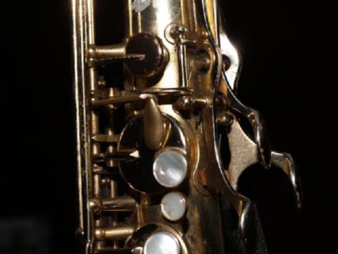 A brass saxphone