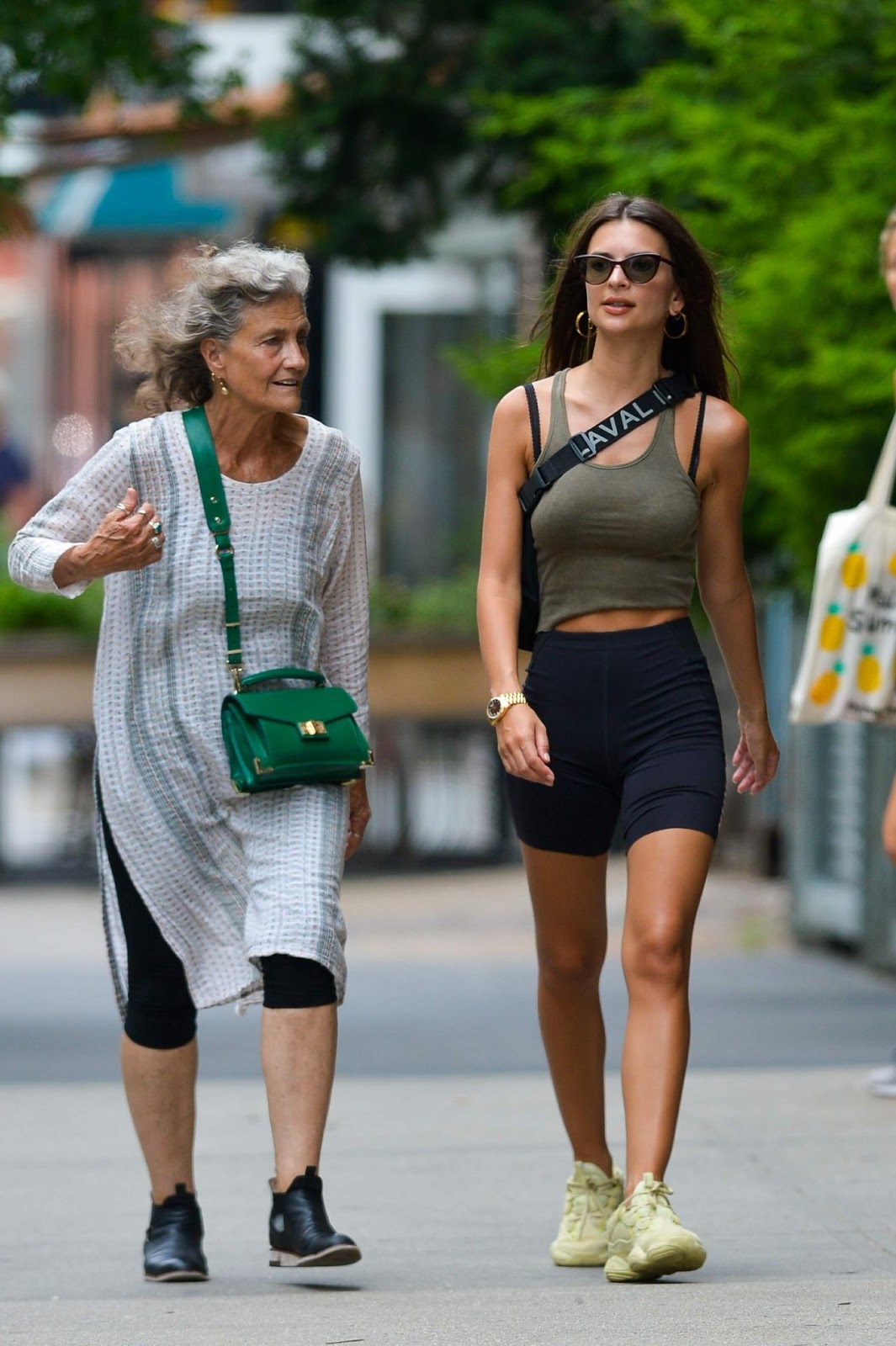 Emily Ratajkowski high street style fashion photo