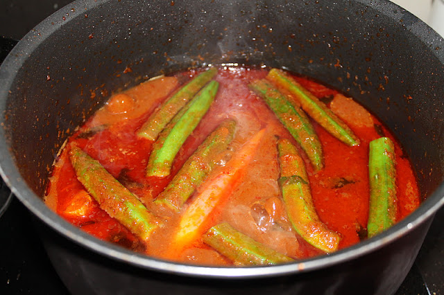 Masak Asam Pedas Ikan Salmon dan Bendi - Azie Kitchen