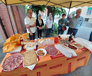 Il buffet d'inaugurazione della nuova sede della Jangada a Manerbio, in un locale confiscato alle mafie.