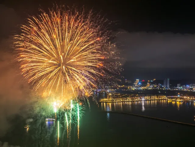 1,000 brilliant fireworks lit up the sky of Ha Long, delighting thousands of tourists.