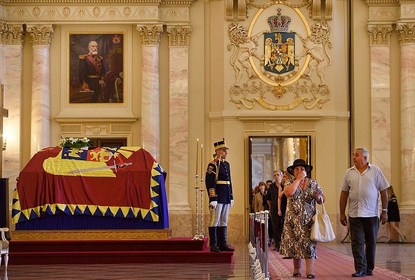 Hundreds of mourners have paid respect to the late Queen Anne of Romania, lying in state at the Royal Palace now the Art Museum of Romania, in Bucharest