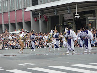 棒振り囃子を披露する