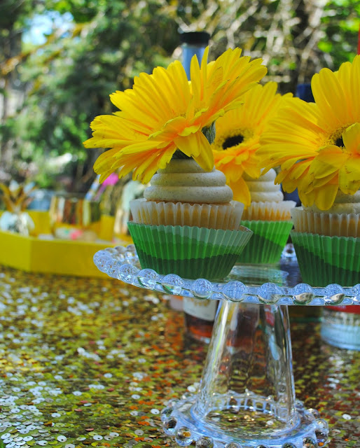 Serve mom up some flower topped cupcakes this Mother's Day. More bright Mother's Day ideas can be found on FizzyParty.com 