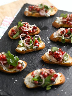 Bruschetta de pesto y alcachofas con queso picantito