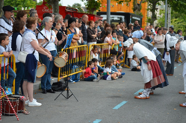 Amaia lleva hasta las fiestas de Llano las danzas vascas al aroma del chocolate de San Juan