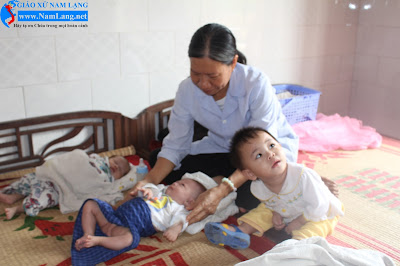 Cô Nguyễn Thị Hiên đang chăm sóc các bé.(Ảnh Vũ Hoa)