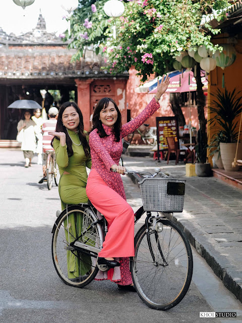 Ao Dai photography tour in Vietnam's yellow city: Take portrait photos with Japanese bridge, ancient houses, Hoai river in Hoi An