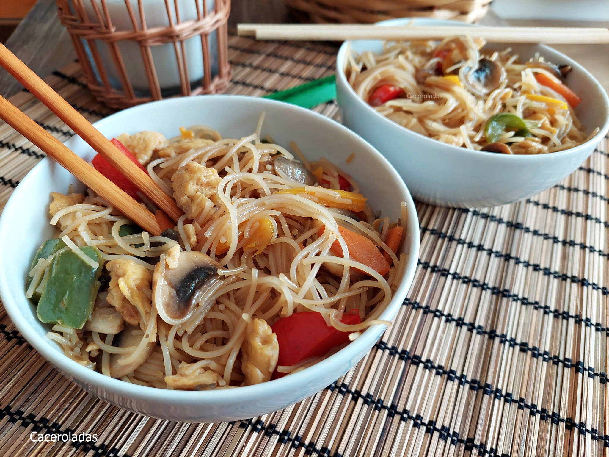 Fideos de arroz con verduras y pollo - Receta fácil, rápida y ligera |  Caceroladas