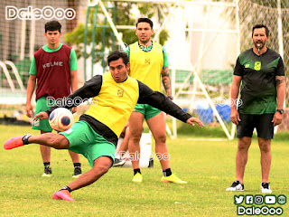 José Alfredo Castillo, Carmelo Algarañaz y José Velásco en la práctica de Oriente Petrolero bajo la mirada de Pablo "Vitamina" Sánchez - DaleOoo