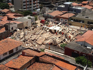 Pelo menos uma pessoa morreu em desabamento de prédio em Fortaleza