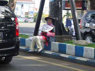 ibu penjual koran