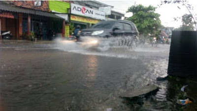 Bahaya Yang Mengintai Ban Mobil Pada Saat Melewati Hujan