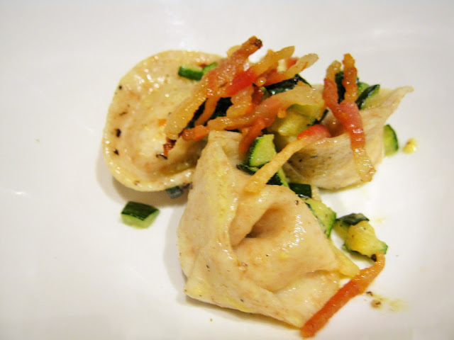 Tortelli di carbonara con zucchine saltate