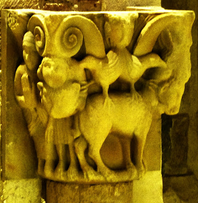 Palencia. Carrión de los Condes. MONASTERIO DE SAN ZOILO.  Capitel Muro iglesia. Personajes con león y águilas