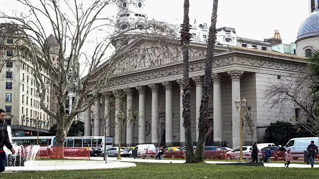 La Catedral vista desde la Plaza de Mayo