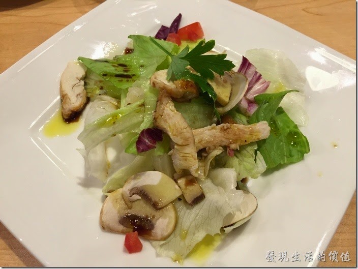 台北南港-古拉爵。A套餐的沙拉－雞肉沙拉。個人覺得這沙拉還過得去，不過有點小盤就是了，反正就是吃個開胃的，這樣的份兩也還可以。另外還有凱薩沙拉、素沙拉及炒時蔬可以選擇。