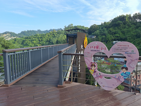 台南白河關子嶺風景區溫泉美食節泡湯吃美食賞燈飾，日夜都美麗