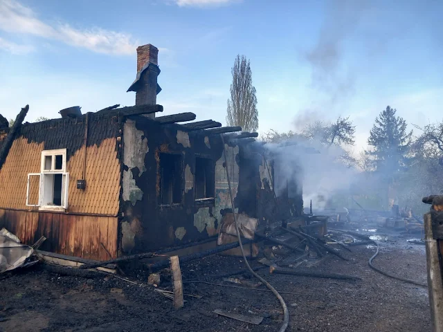 Trei gospodării afectate de un incendiu, la Humoreni. Un tânăr a fost intoxicat cu fum, alte două persoane au suferit atacuri de panică. Pompierii au intervenit cu șapte autospeciale