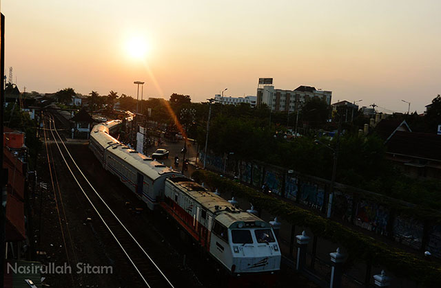 Memotret Kilau Sunset dari Parkiran Abu Bakar Ali 