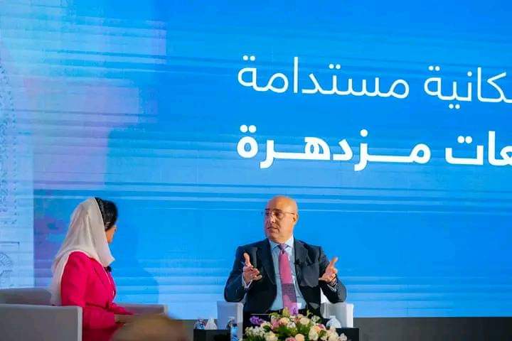 وزير الإسكان يعرض إنجازات الدولة فى مجال التنمية العمرانية خلال 9 سنوات _مجلة انا مصري