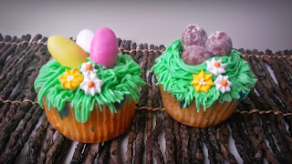 Ostern Cupcakes: Vanille Cupcakes mit Vanille Buttercreme und schokolade Eier dekoriert