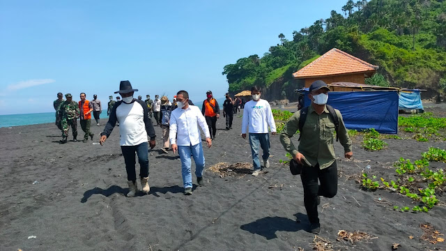 Cak Thoriq Bupati Lumajang beserta jajaran berkunjung ke Pantai Tlepuk