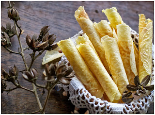  Makanan tradisional yang sudah tua dengan karaktetistik garing renyah bulat seperti selen Resep Cara Membuat Kue Semprong Renyah