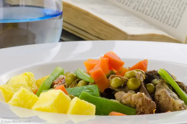 Carne gobernada con menestra de verduras