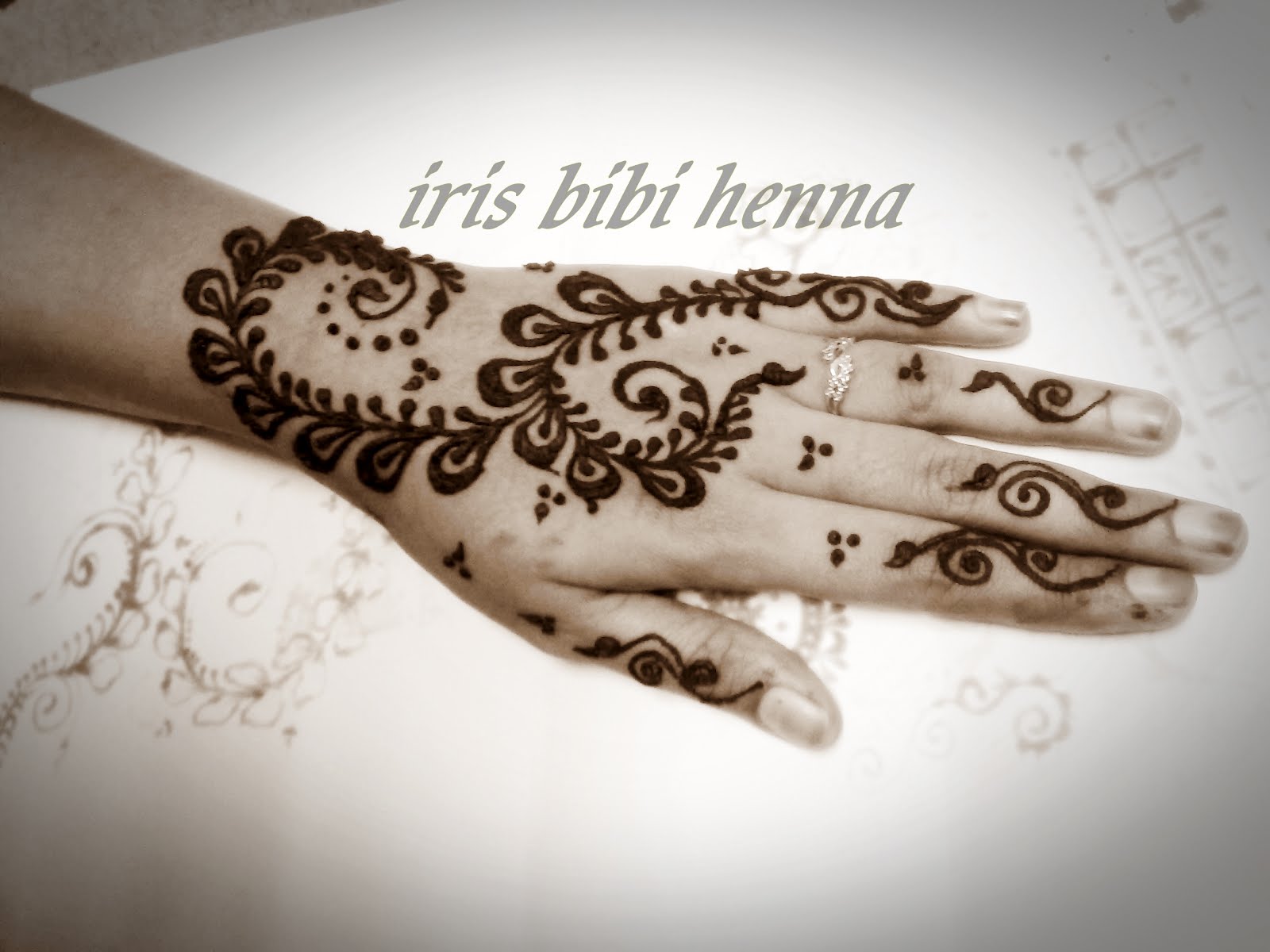 Gambar Henna Bentuk Love Balehenna